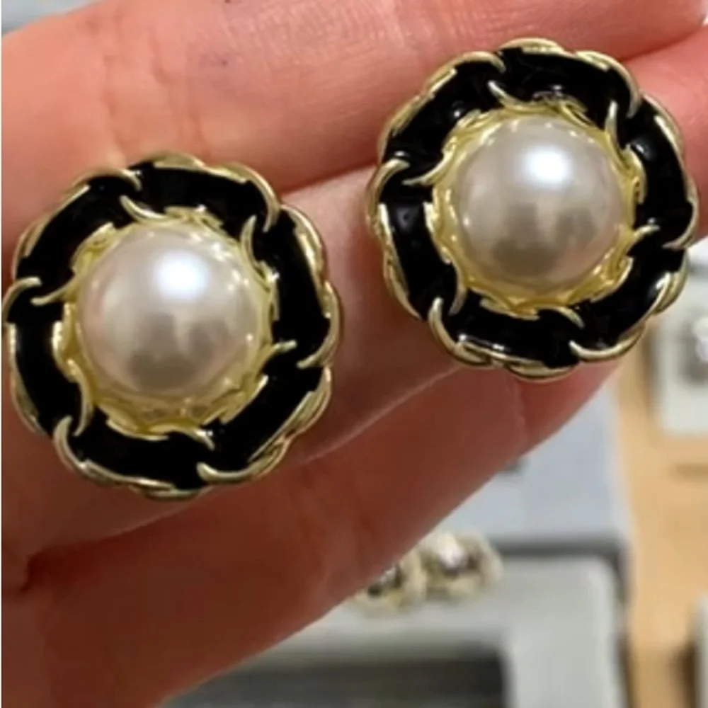 8 SETS IN GORGEOUS VERSATILE EARRINGS BUNDLE -NWT AND🔥🔥🔥 - Picture 6 of 9